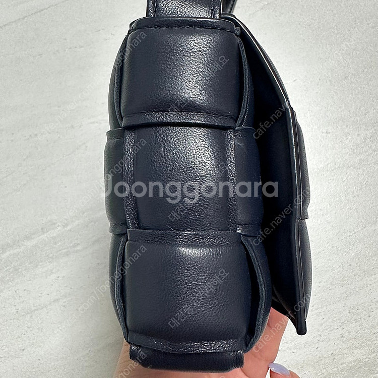 보테가베네타 스몰 패디드 카세트백--9