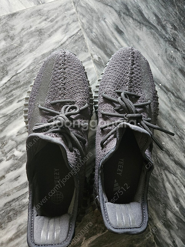 아디다스 이지부스트 350V2오닉스 275 판매합니다.--0