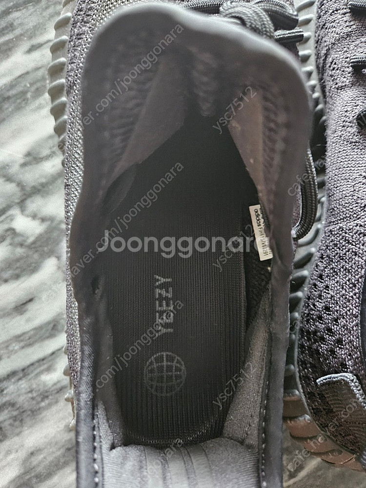 아디다스 이지부스트 350V2오닉스 275 판매합니다.--1
