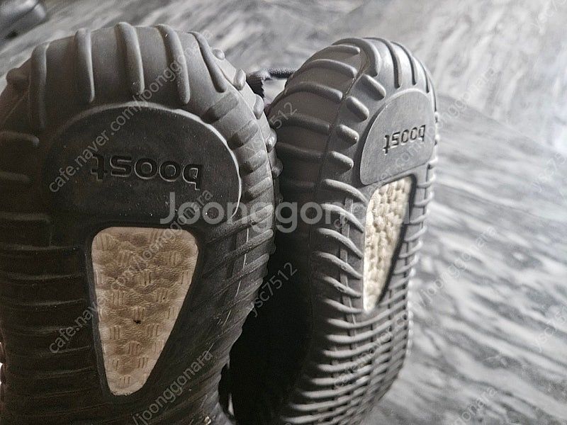 아디다스 이지부스트 350V2오닉스 275 판매합니다.--5