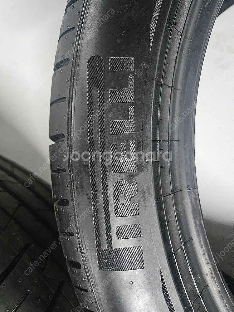 피렐리 P ZERO 245/45 R19 타이어 2개--1