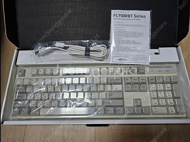 레오폴드 FC900RBT 화이트투톤 적축 기계식키보드--0