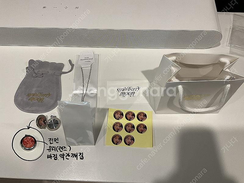 아이유 공식 굿즈 판매(시즌그리팅, LP, 음파반지등)--7