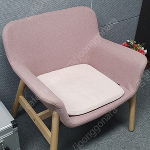 이케아 암체어 핑크색 의자 Armchair, Gunnared light brown-pink