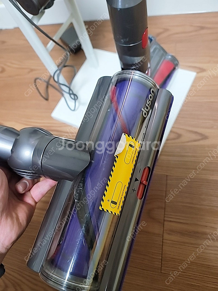 다이슨 V10 카본파이버 무선청소기 + 거치대 포함--4