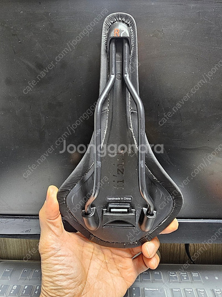 피직 R7 로드 안장 판매합니다--2