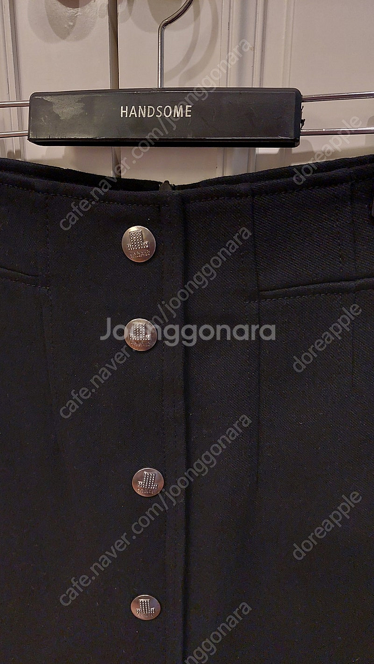 한섬 랑방 [새옷] 로고 버튼 스커트 택포19(정상가48.5)--1