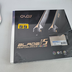 OLOy DDR5-6400 CL32 BLADE RGB MIRROR 패키지 올로이앤코 (64GB(32Gx2)) 팝니다.