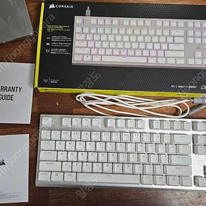 커세어 K60 PRO TKL opx 화이트 키보드 팝니다