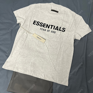 에센셜 백로고 티셔츠 라이트 오트밀 M, L 사이즈 더 코어 컬렉션 팝니다. ESSENTIALS