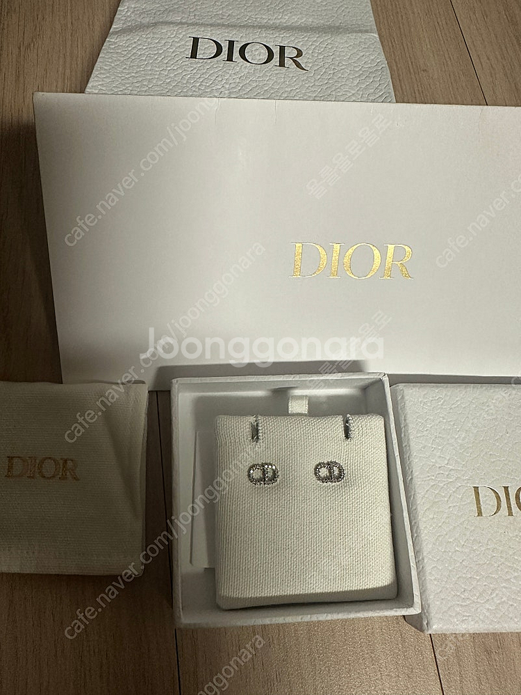 (정품) 디올 클레어 디 룬 귀걸이 판매합니다--0