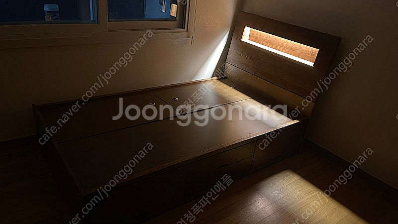 우드피아 월넛 원목 싱글 조명 침대 프레임 팝니다.--1