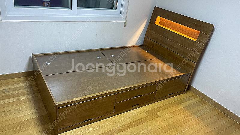 우드피아 월넛 원목 싱글 조명 침대 프레임 팝니다.--2