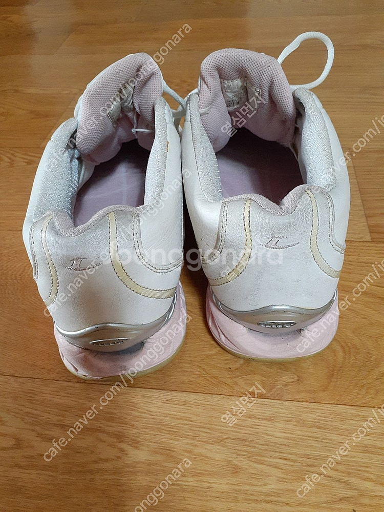 르까프 운동화 사이즈240 필요하신 분들은 편하게 보세요 10000원 직거래 가능해요--2