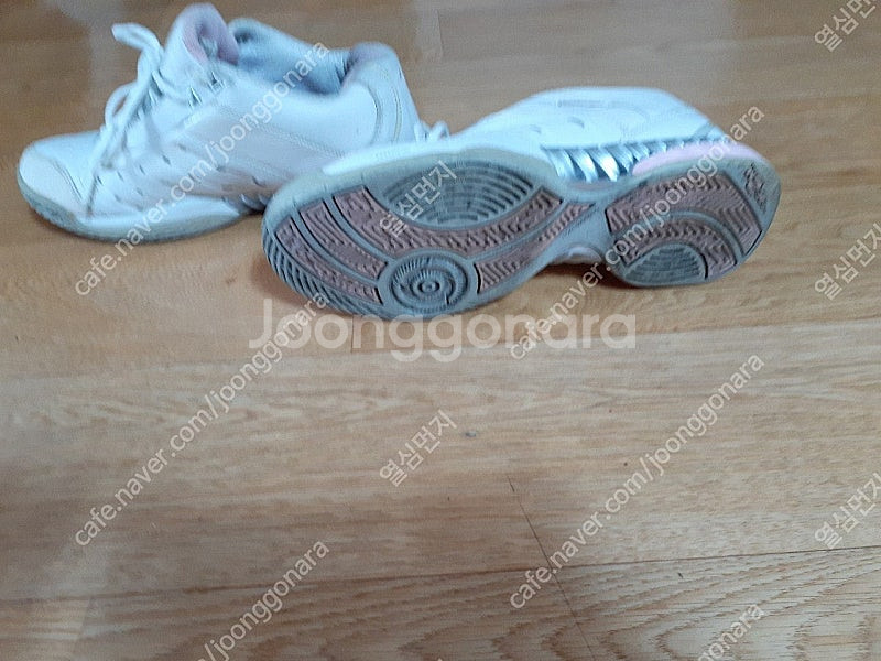 르까프 운동화 사이즈240 필요하신 분들은 편하게 보세요 10000원 직거래 가능해요--3