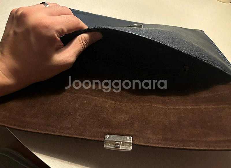 로터프 가죽 클러치백 팝니다.--2
