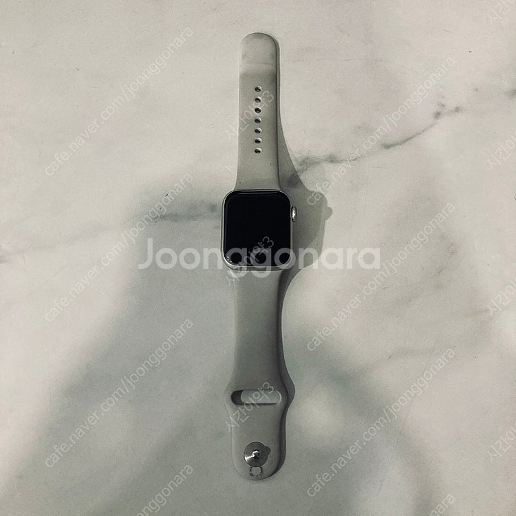 애플워치SE2 실버 40MM S급 배터리95% 케이블포함 17만원 판매합니다--0
