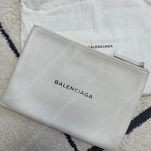 발렌시아가 에브리데이 클러치