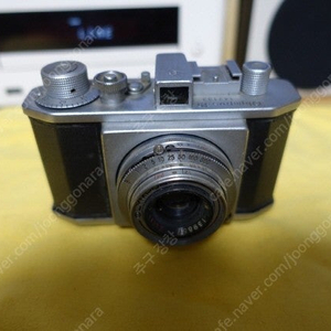 1953년 올림푸스 최초의 35mm 카메라 <Olympus 35IVa>입니다.