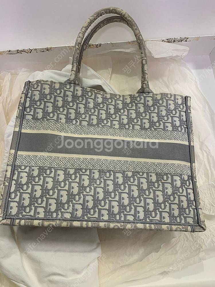 디올 북토트 미디움 판매.--1