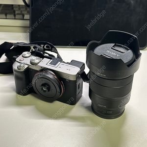 소니 A7C 실버 + 소니 FE 24-70 F4 자이스 렌즈 + 구성품 판매합니다