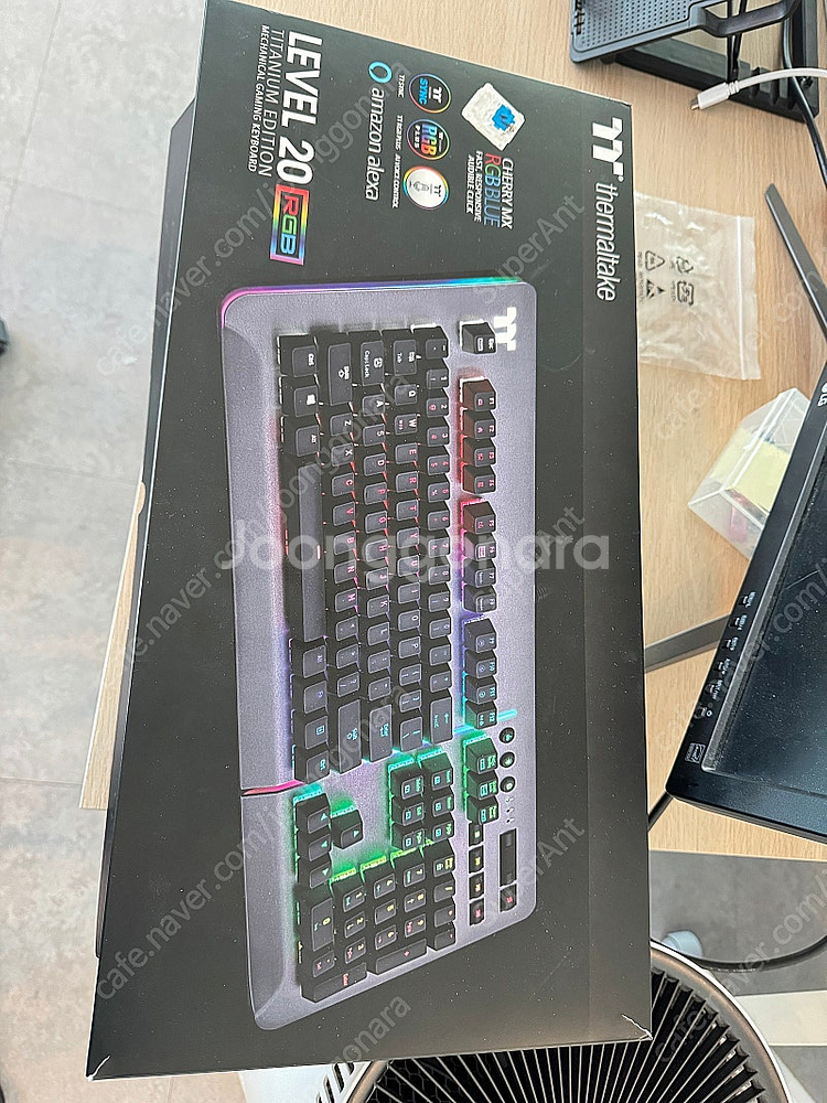 써멀테이크 Level 20 RGB 티타늄 게이밍 키보드...--0