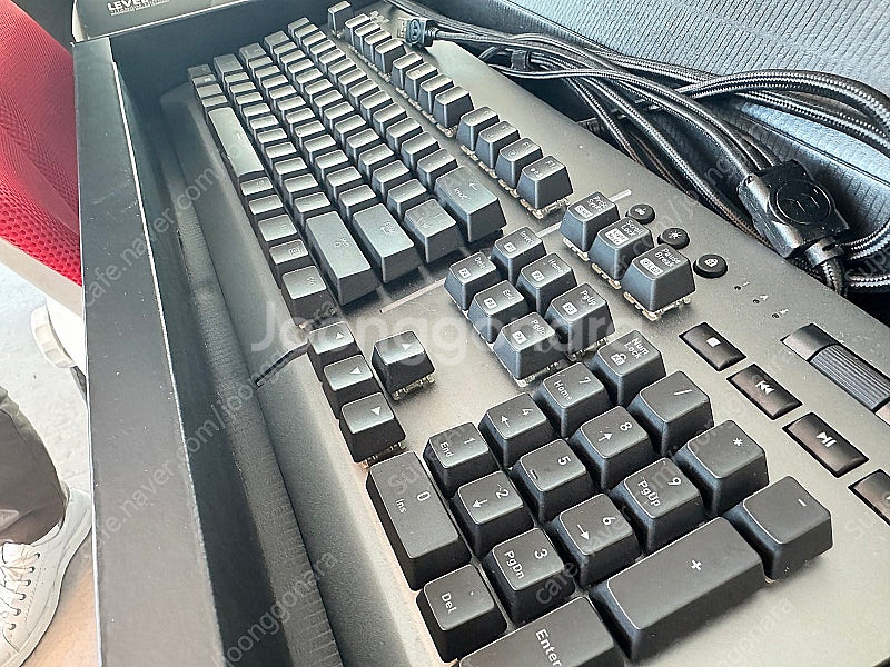 써멀테이크 Level 20 RGB 티타늄 게이밍 키보드...--2