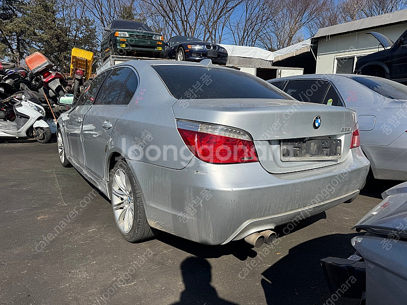 BMW E60 528i 후기형 부품차 각개합니다 뒷범퍼...--1