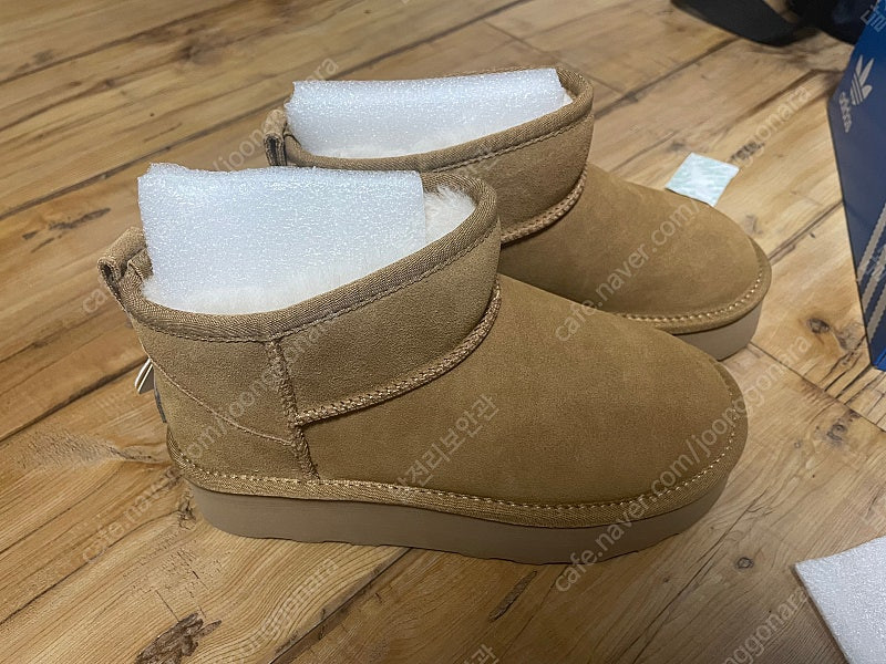 호주어그 미들로우 220사이즈 미개봉--2