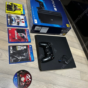 PS4PRO 1TB + 게임CD 팝니다