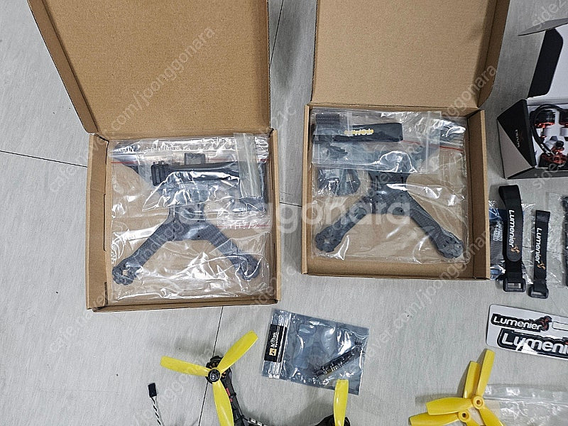 충전기 및 드론 잡부품 통으로 판매합니다.--3