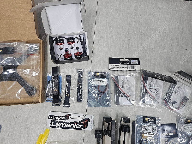 충전기 및 드론 잡부품 통으로 판매합니다.--8