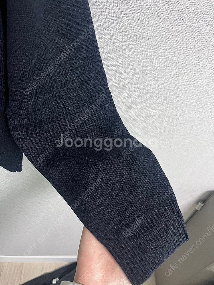 더캐시미어 오픈 칼라 니트 탑--1