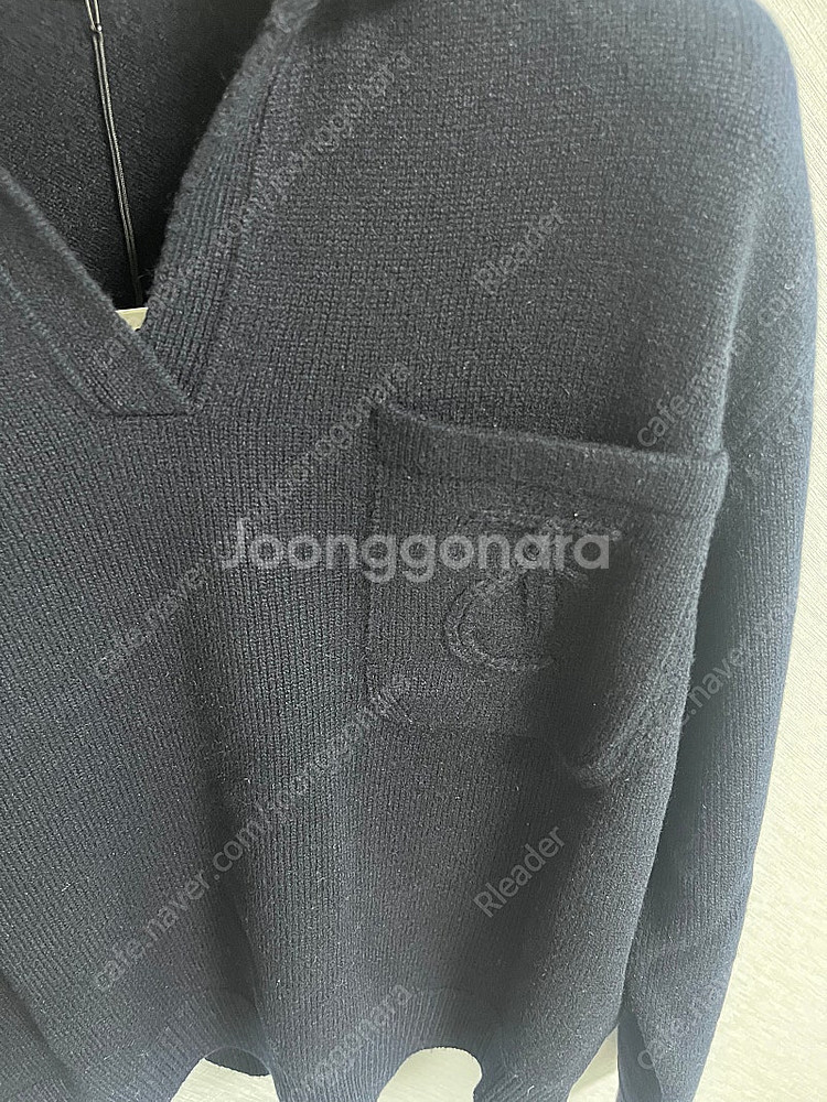 더캐시미어 오픈 칼라 니트 탑--2