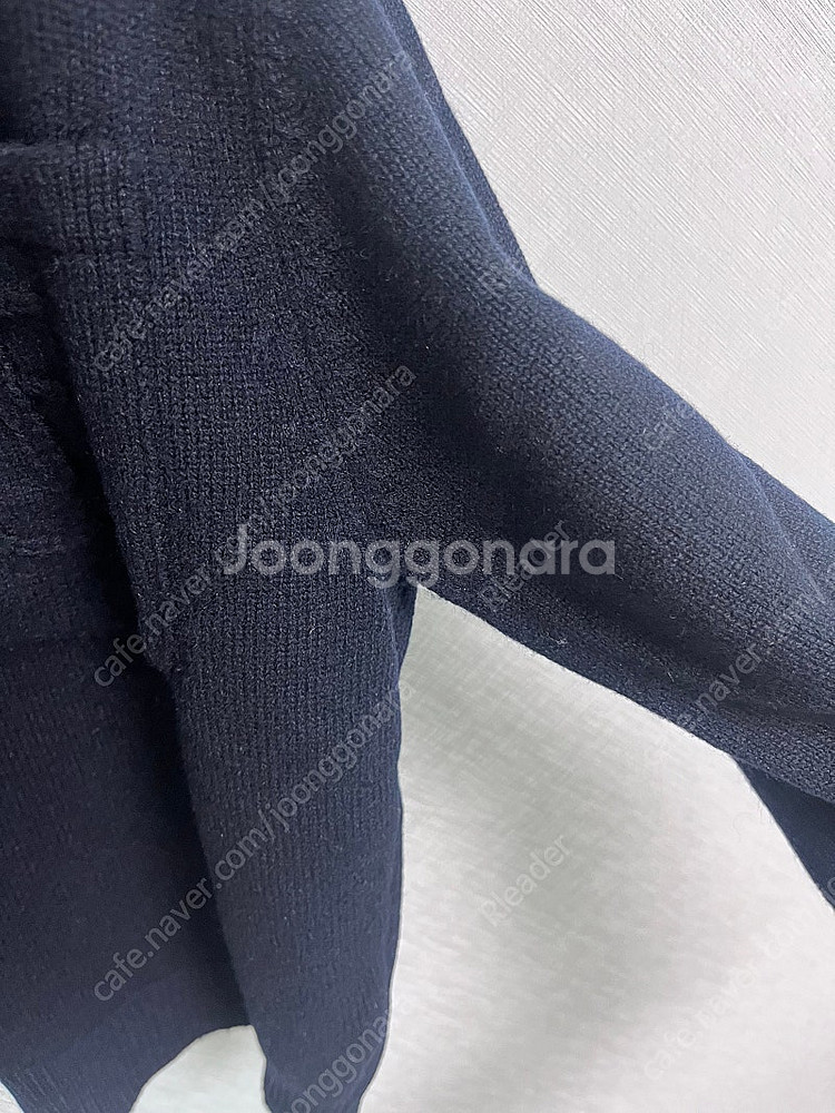 더캐시미어 오픈 칼라 니트 탑--3