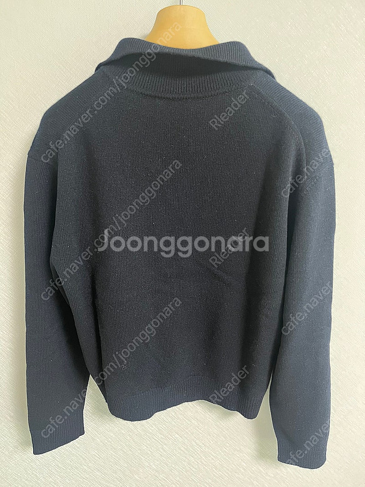 더캐시미어 오픈 칼라 니트 탑--5