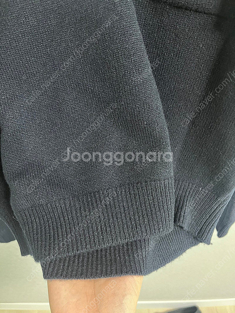 더캐시미어 오픈 칼라 니트 탑--6