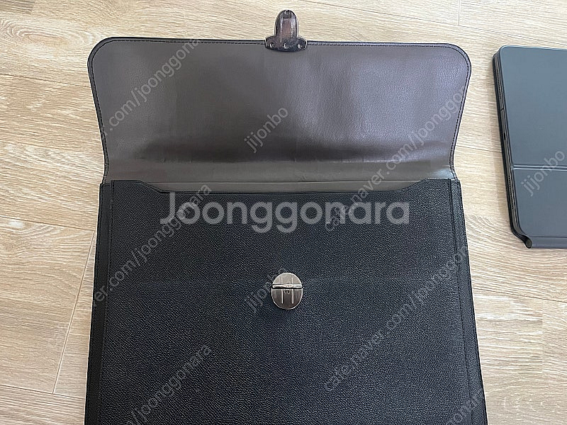 코치 포트폴리오 클러치 가방 판매합니다--2