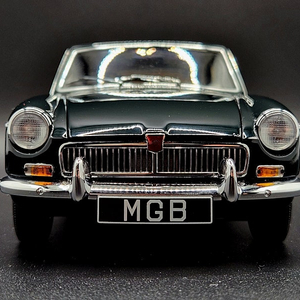 1/18 오토아트 MGB GT Coupe MK II 브리티쉬 그린 색상 판매합니다. 오토아트 교쇼 미니챔프 다이캐스트