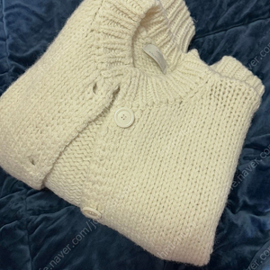 아모멘토 HAND KNITTED CARDIGAN 에크루 컬러 ﻿