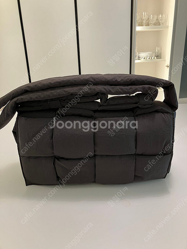 보테가 베네타 패딩 카세트백 정품 급매합니다(1번 실착...--0