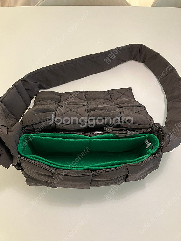 보테가 베네타 패딩 카세트백 정품 급매합니다(1번 실착...--1