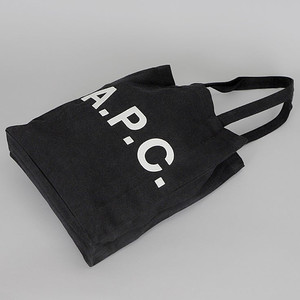 A.P.C. 자수 블랙 가방