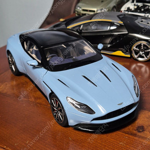 1:18 오토아트 DB11 블루 팝니다.