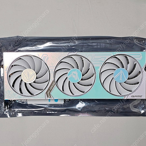 컬러풀 RTX 4070 화이트 리퍼