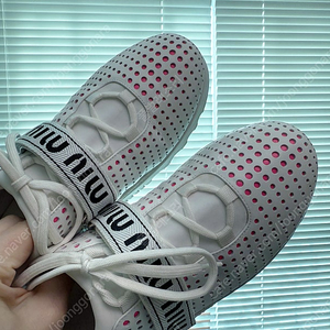 미우미우 로고 벨크로 스니커즈 화이트 7사이즈(240) 이미지