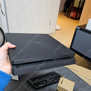 PS4 slim 1TB 풀박스, 스탠드, 듀얼쇼크 충전 독 포함 판매합니다.