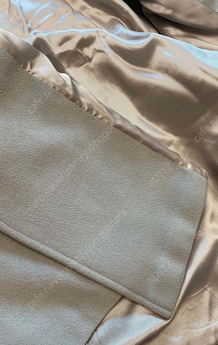 아르마니꼴레지오니 여성코트--3