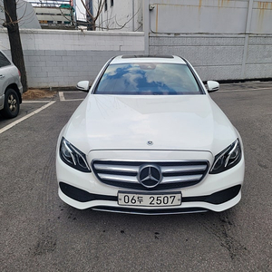 W213 E200 아방가르드 판매합니다(흰색)