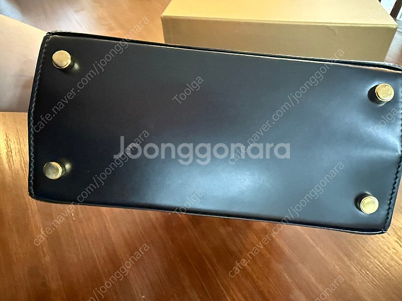 페라가모 켈리백 블랙 팝니다!!--1